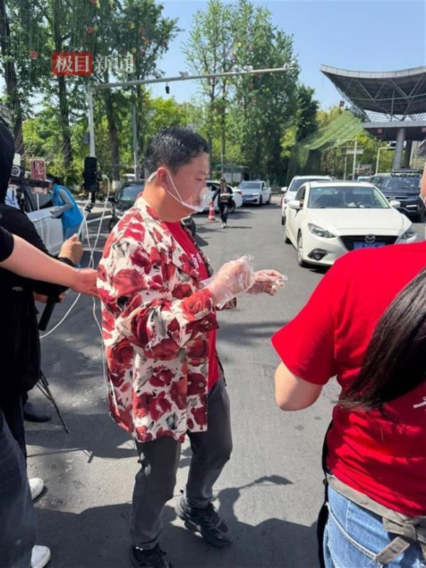 米牛配资 卤鹅哥高速口投喂游客 诺言成真